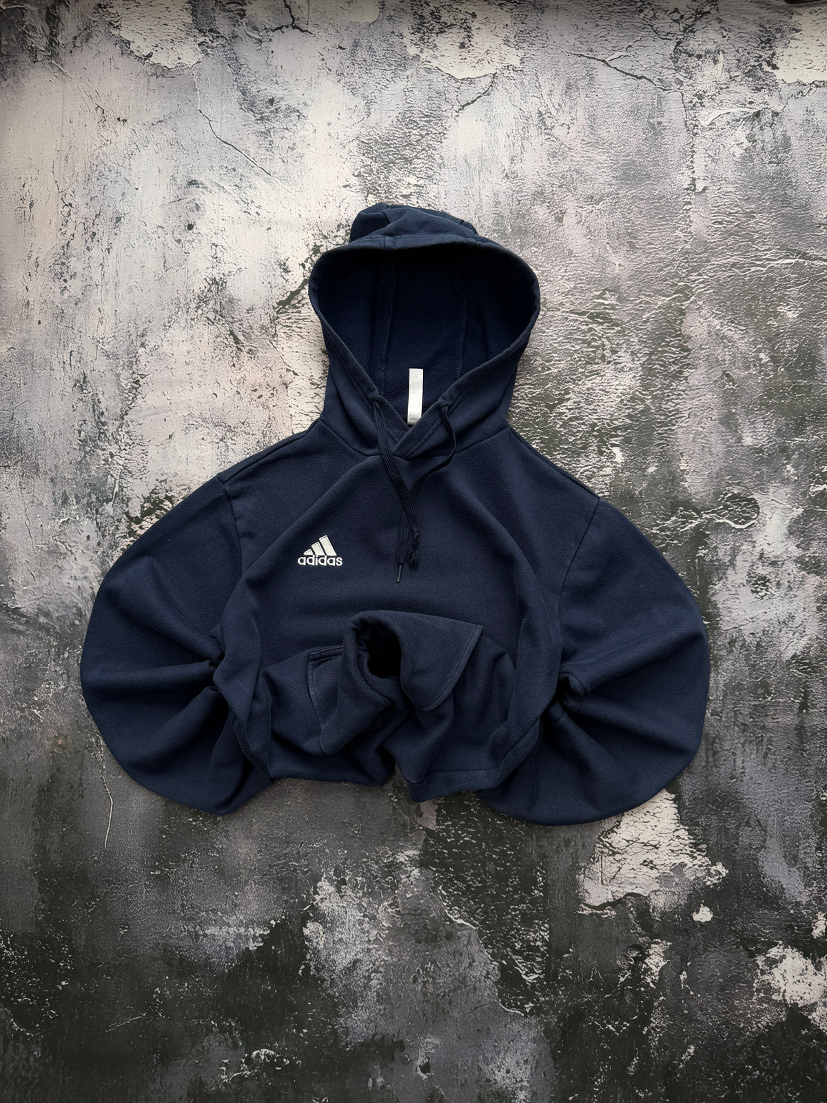Bluza Adidas granatowa z kapturem — zdjęcie główne, bluza złożona w bombkę