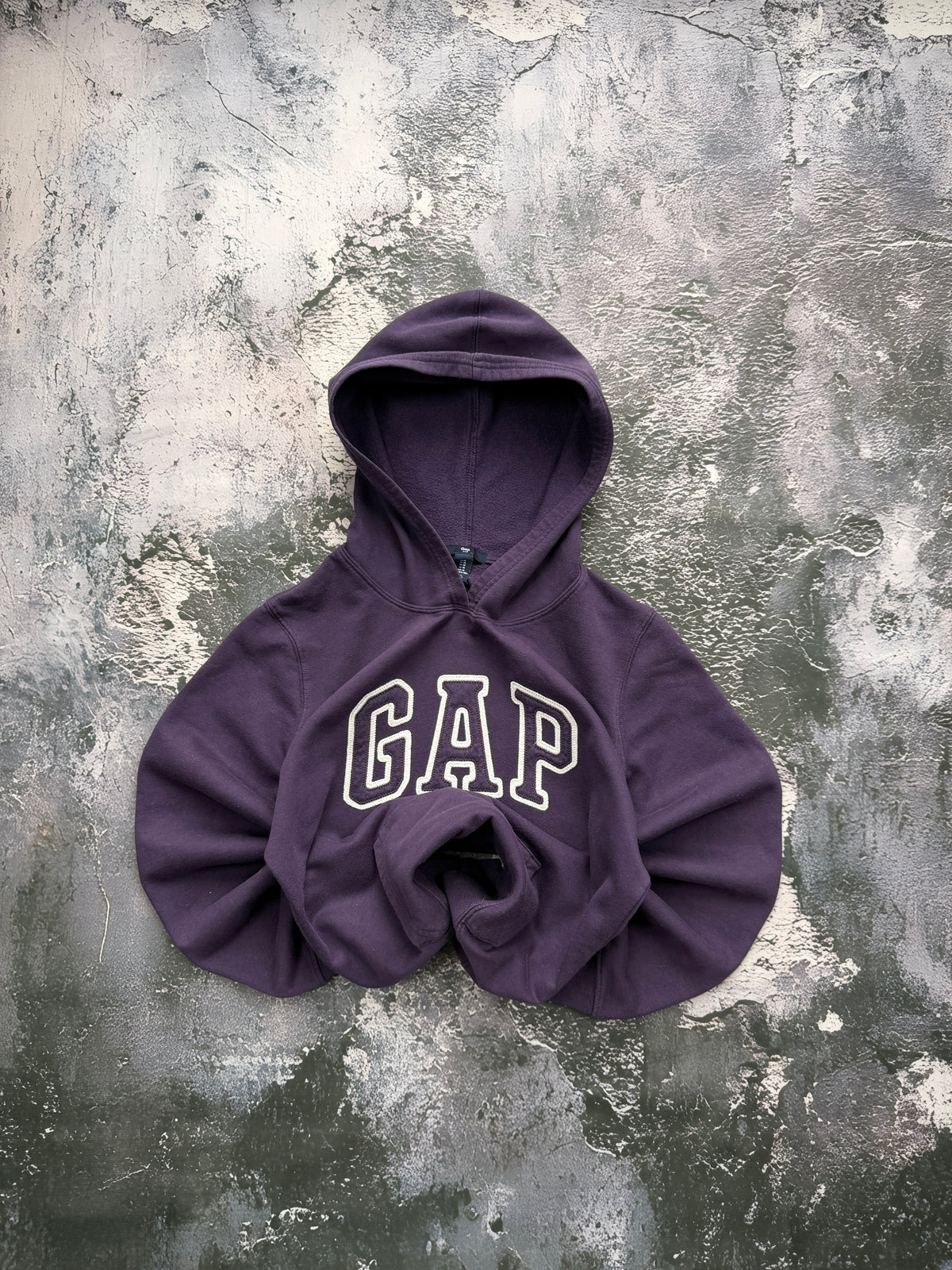 Bluza GAP fioletowa z kapturem — ujęcie ułożonego przodu