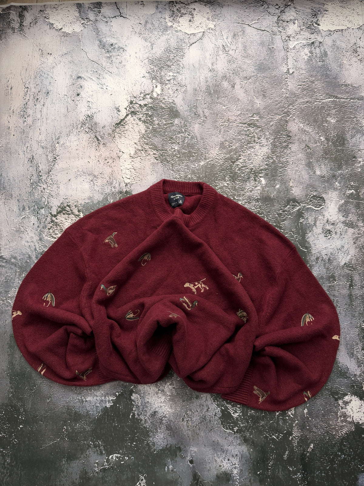 Sweter Abercrombie & Fitch bordowy z haftem zwierząt — zdjęcie główne, ubranie złożone w bombkę