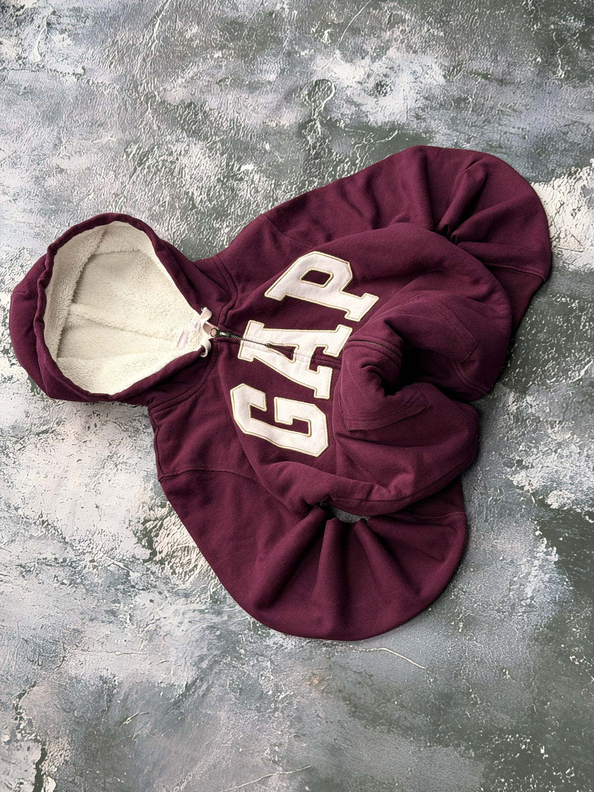 Bluza GAP bordowa rozpinana z kapturem i jasną podszewką — dodatkowe ujęcie