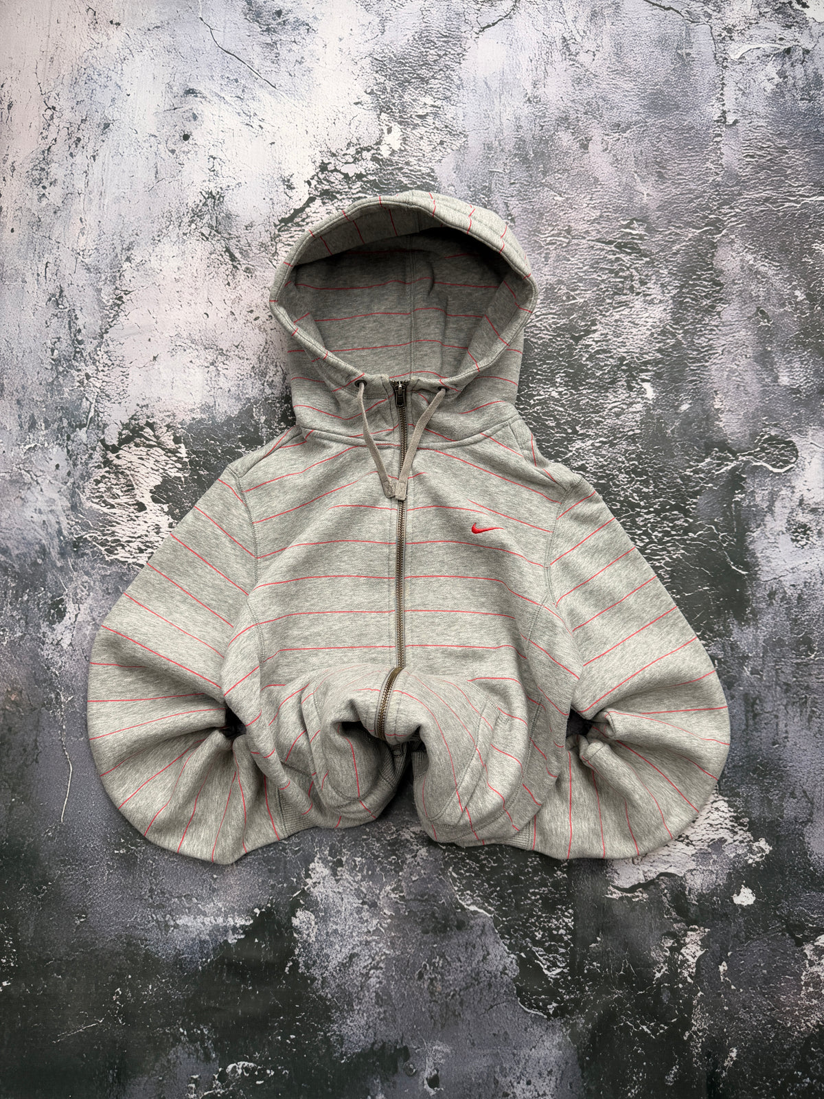 Bluza Nike szara w czerwone paski, rozpinana z kapturem — zdjęcie główne, bluza złożona w bombkę