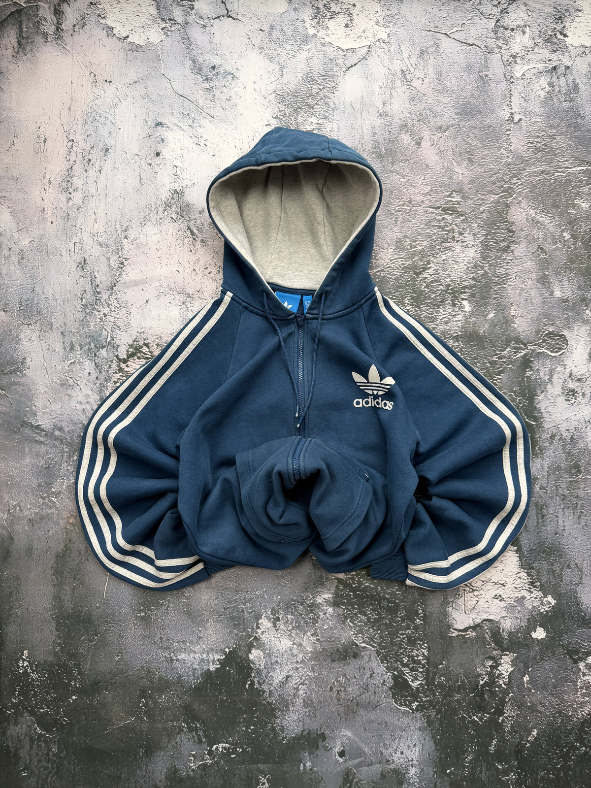 Bluza Adidas Originals niebieska rozpinana z kapturem — zdjęcie główne, bluza złożona w bombkę