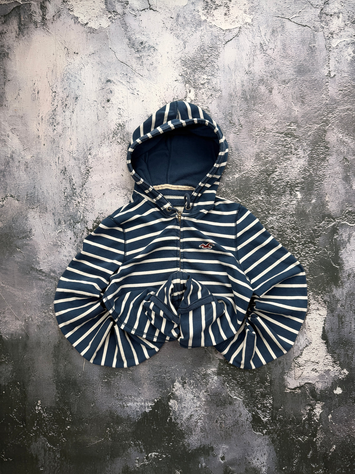 Bluza Hollister granatowa w jasne paski, rozpinana z kapturem — zdjęcie główne, bluza złożona w bombkę