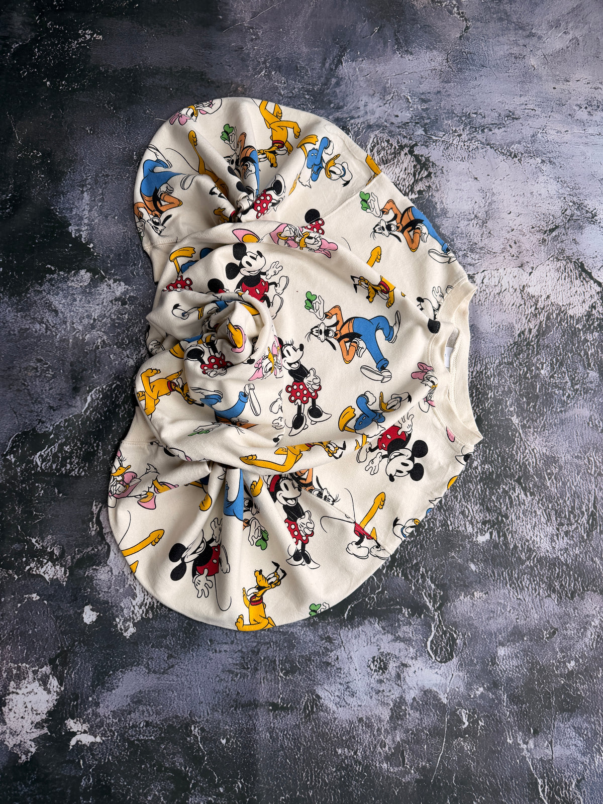 Bluza Disney kremowa z postaciami Mickey i przyjaciół — dodatkowe ujęcie