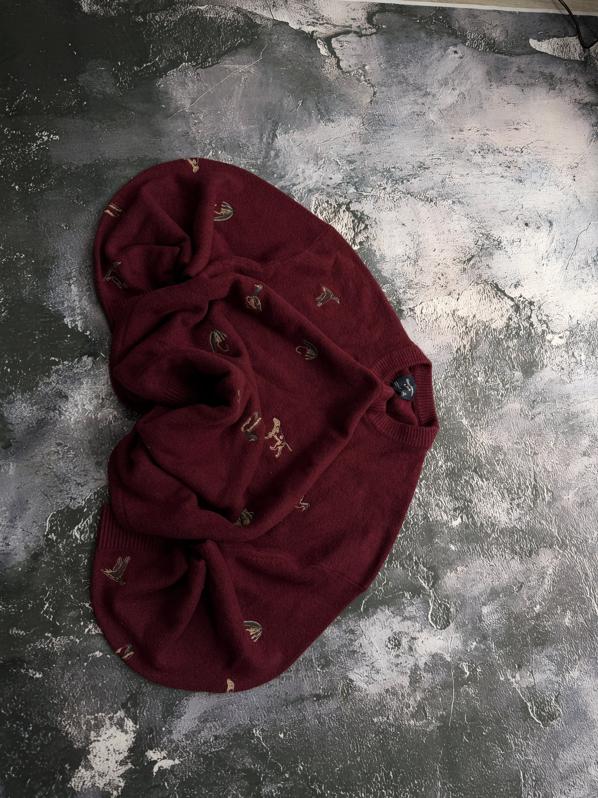 Sweter Abercrombie & Fitch bordowy z haftem zwierząt — dodatkowe ujęcie