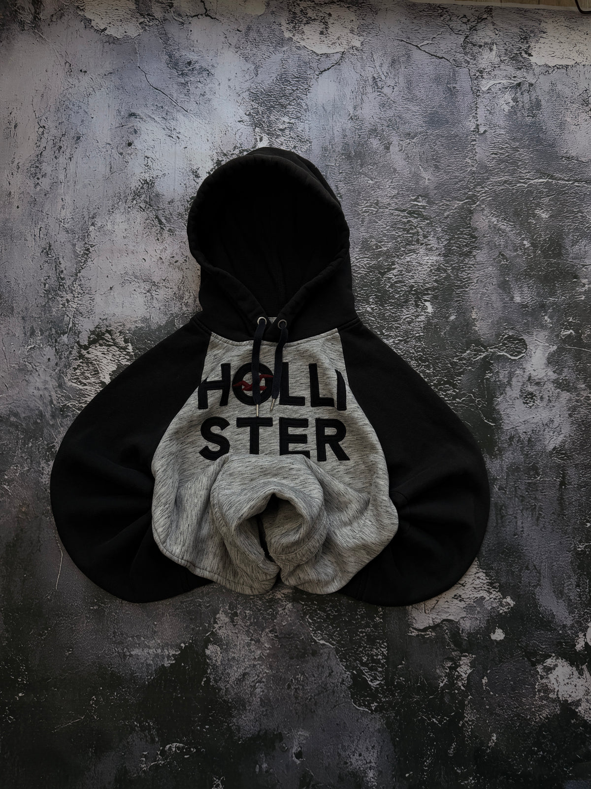 Bluza Hollister szaro-czarna z kapturem – krój prosty – zdjęcie główne