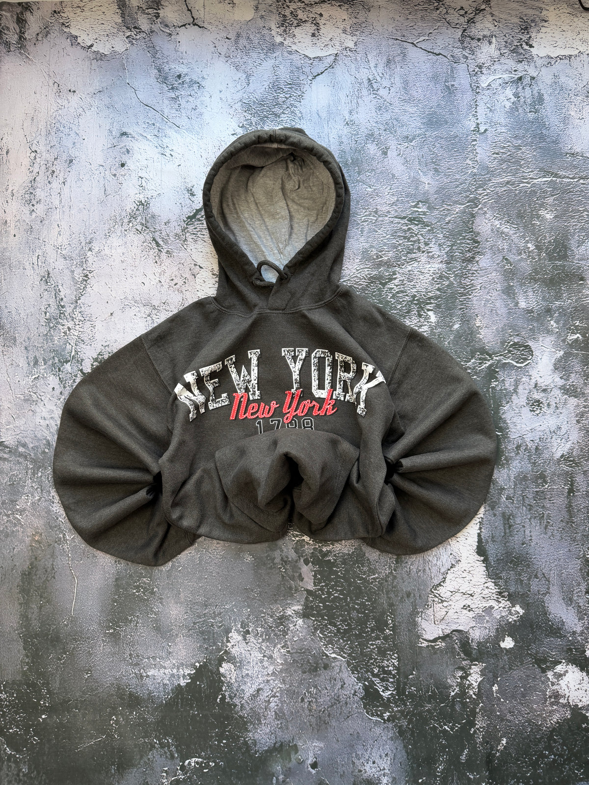 Bluza New York oliwkowa z kapturem – krój prosty – zdjęcie główne