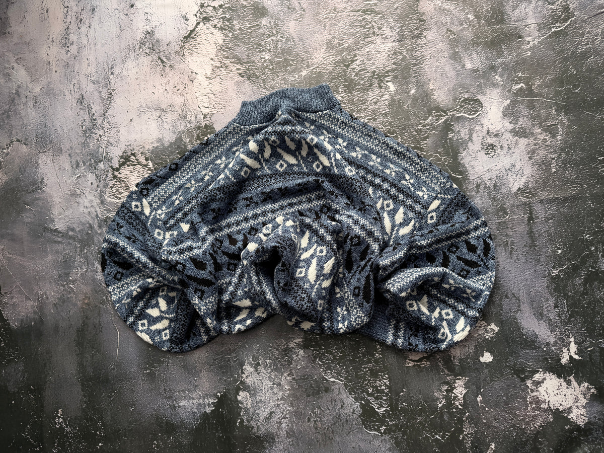 Sweter granatowy we wzory geometryczne – krój oversize – zdjęcie główne