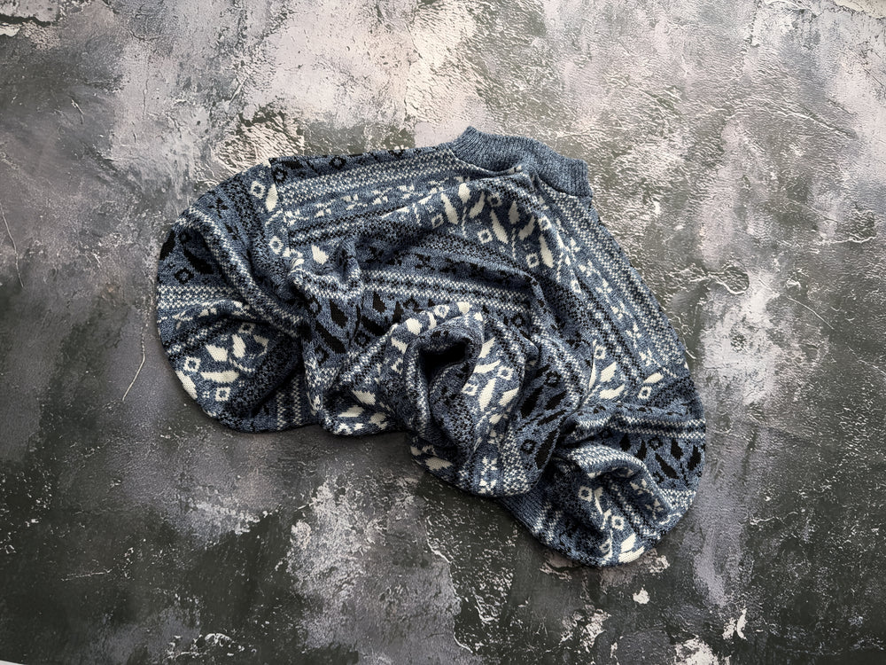 Sweter granatowy we wzory geometryczne – krój oversize – L