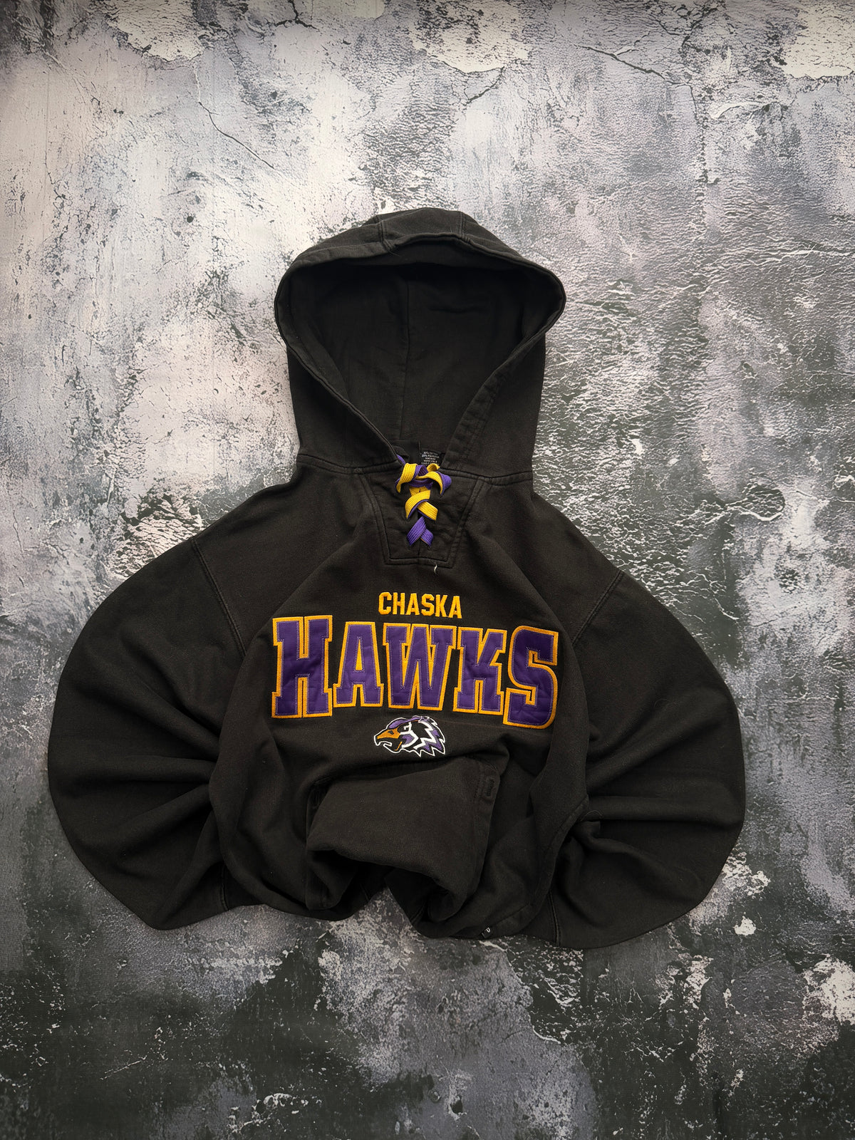 Czarna bluza Chaska Hawks, ułożona na wprost z podwiniętymi rękawami i dołem