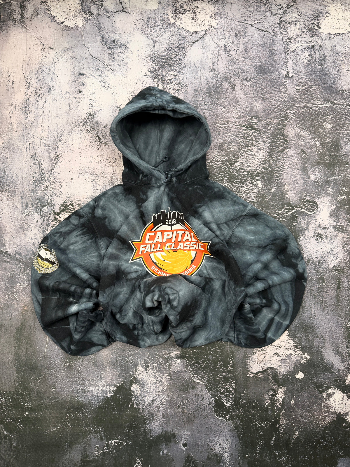 Szara bluza Capital Fall Classic 2018 tie-dye, ułożona na wprost z podwiniętymi rękawami i dołem