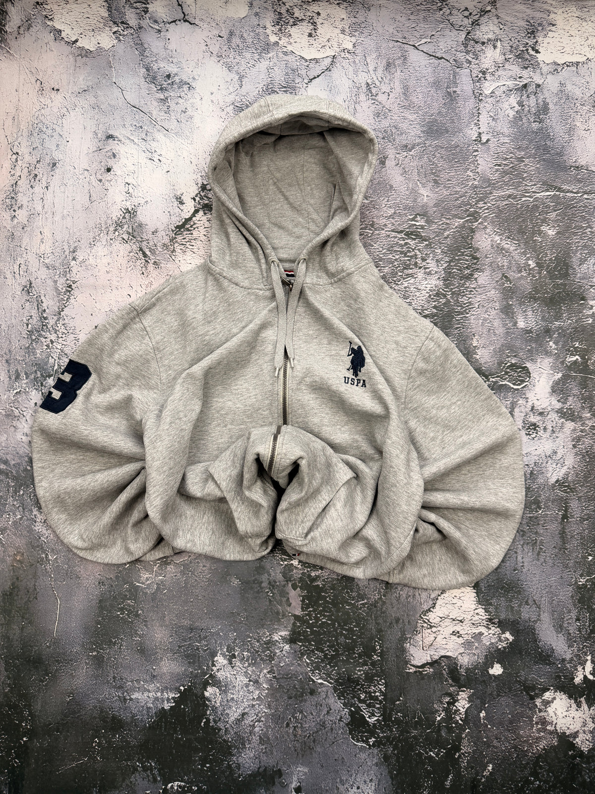 Szara bluza U.S. Polo Assn. – zdjęcie główne z całym kapturem