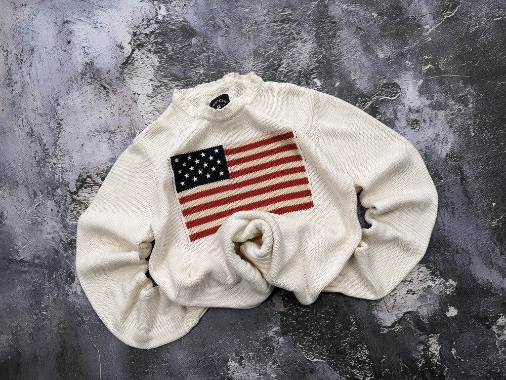 Sweter kremowy z flagą USA i naszywką – krój prosty