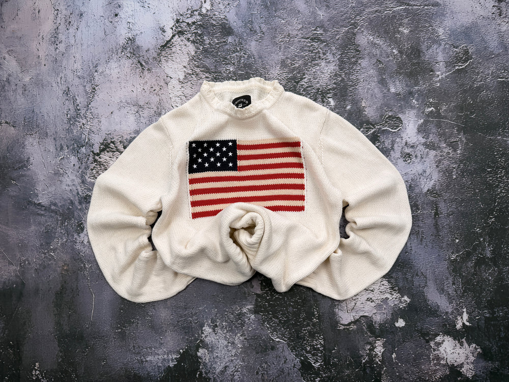 Sweter kremowy z flagą USA i naszywką – krój prosty