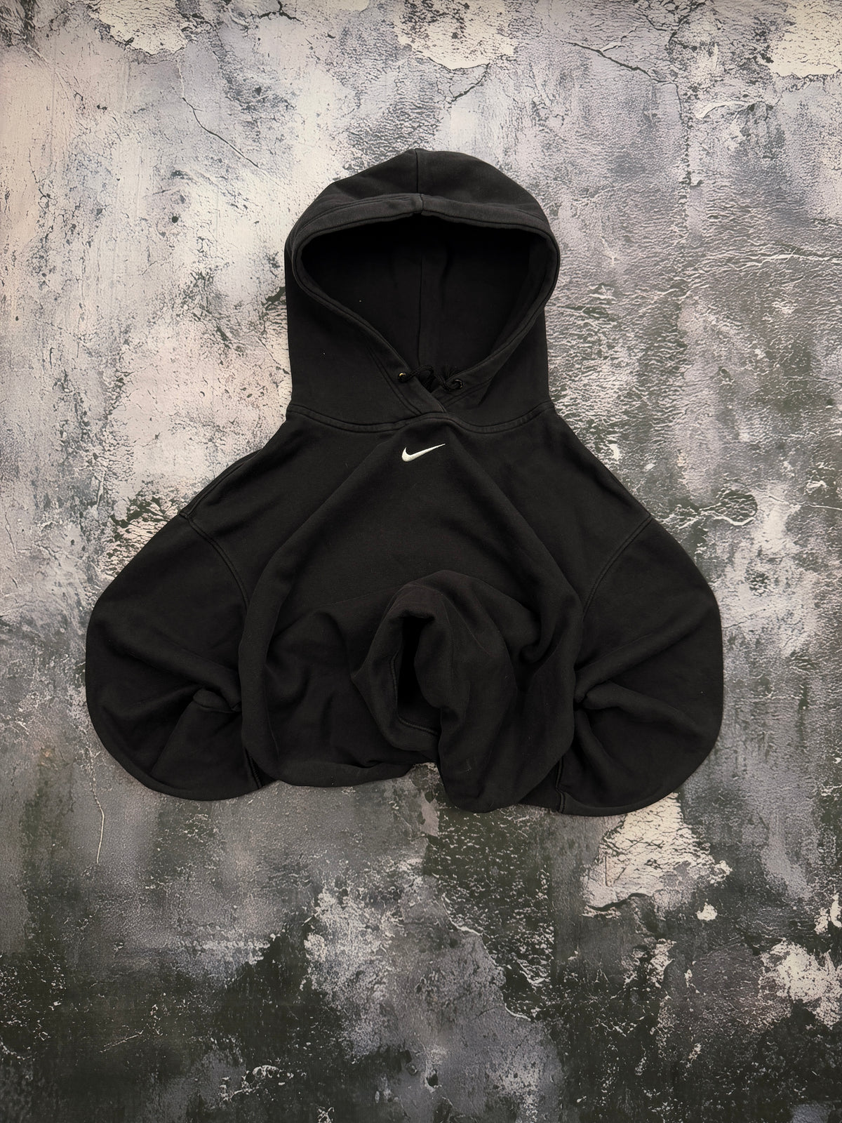 Bluza Nike czarna z kapturem – krój prosty – zdjęcie główne