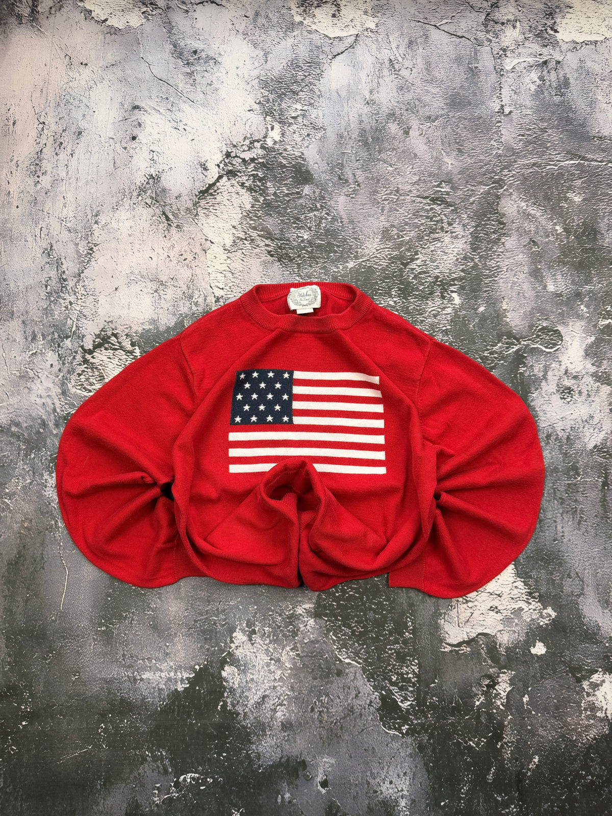 Sweter czerwony z flagą USA – krój prosty – zdjęcie główne