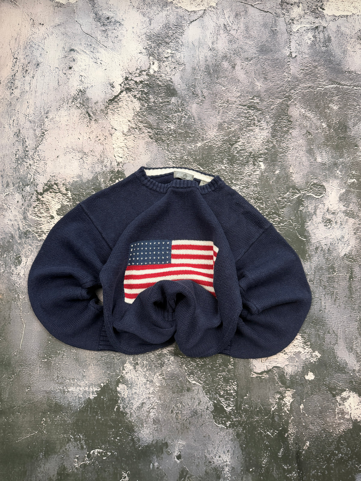 Sweter granatowy z flagą USA – krój prosty – zdjęcie główne