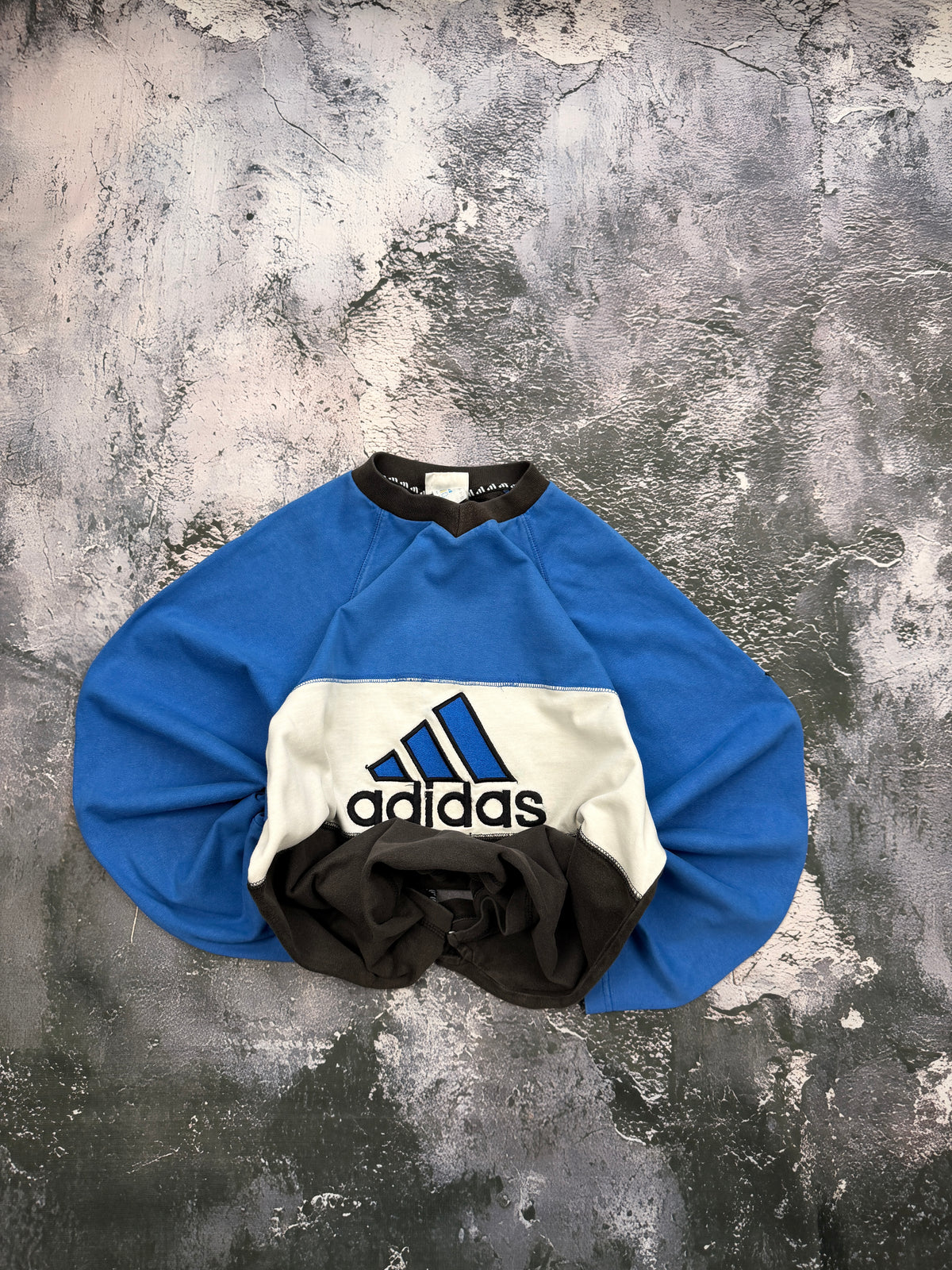 Bluza Adidas niebiesko-biała z logo – krój oversize – M – zdjęcie główne