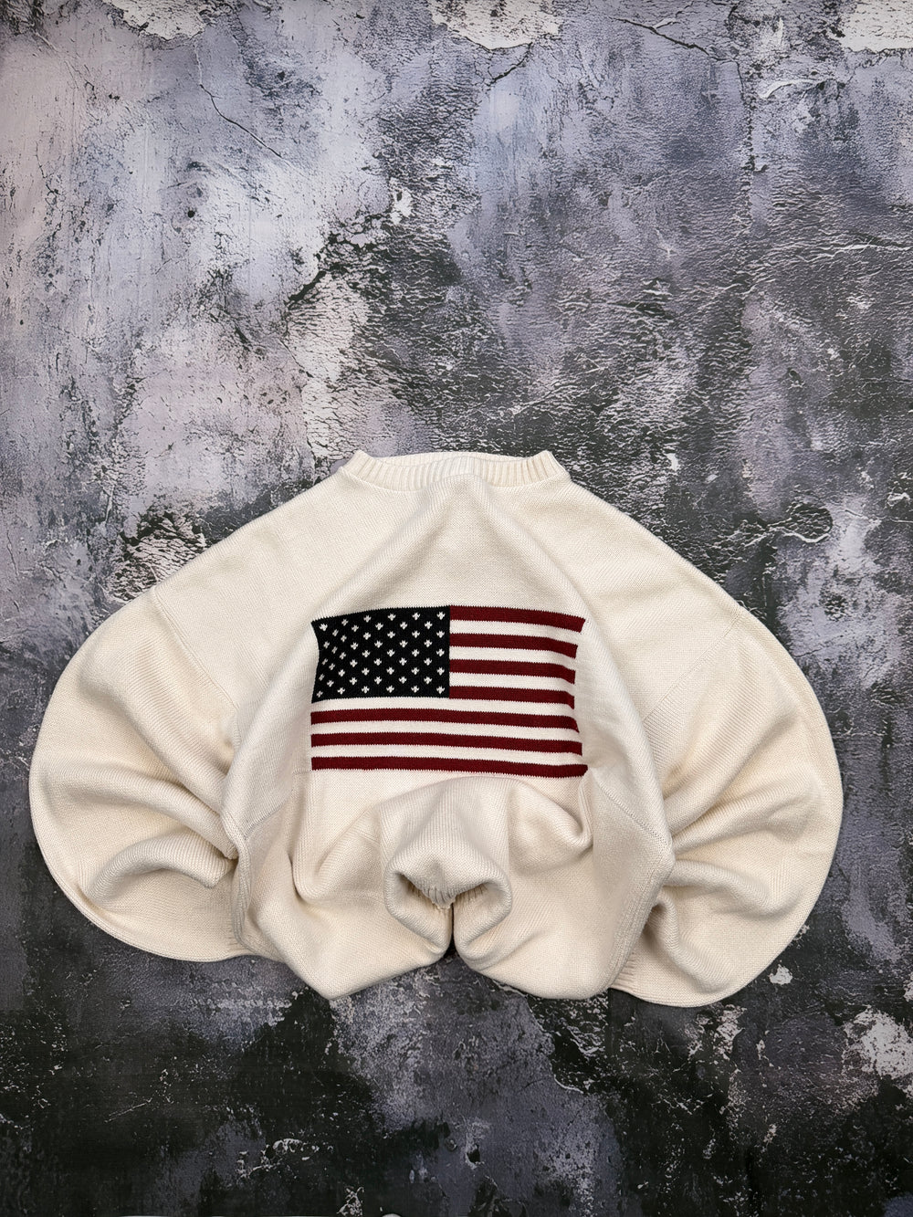 Sweter kremowy z flagą USA – krój prosty – L