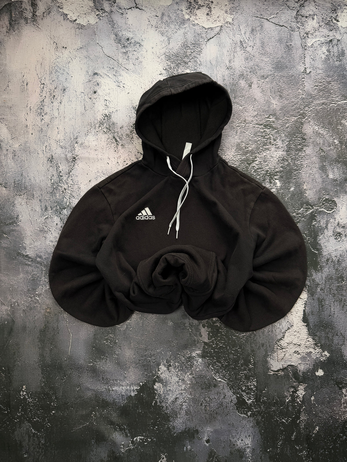 Bluza Adidas grafitowa z kapturem – krój prosty – M – zdjęcie główne