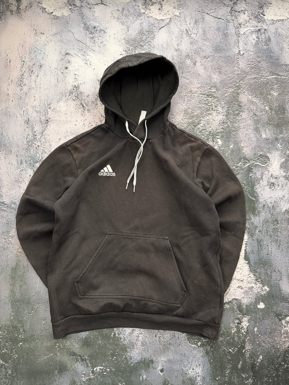 Bluza Adidas grafitowa z kapturem – krój prosty – M
