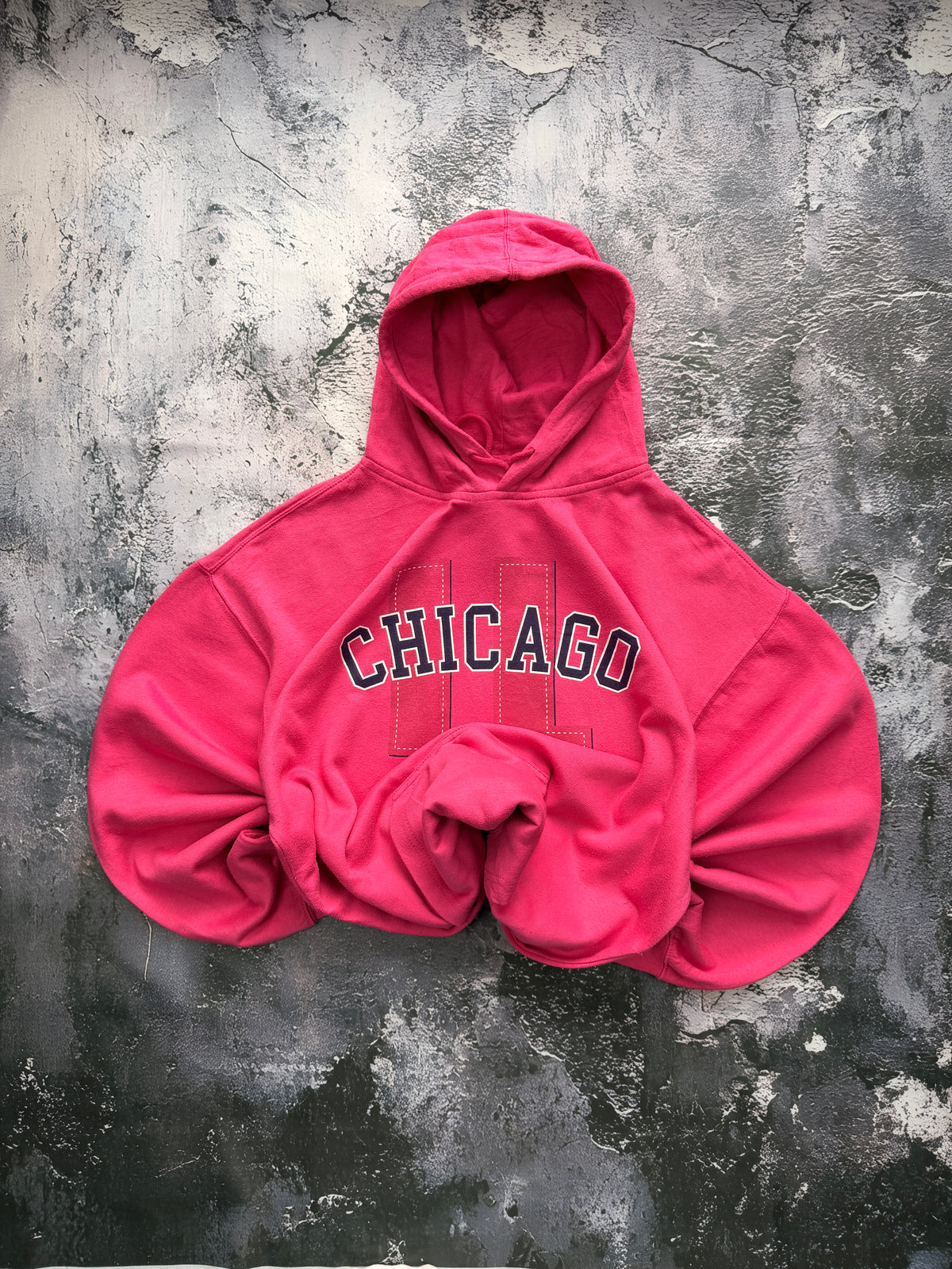Bluza Chicago różowa z kapturem – krój prosty – zdjęcie główne