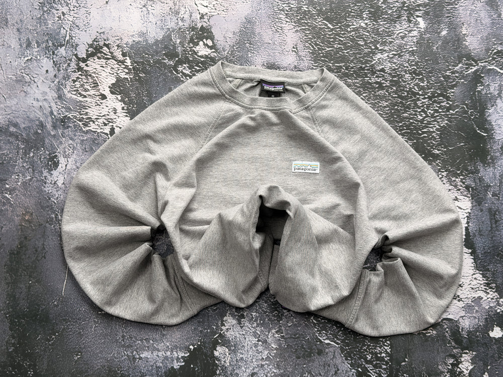 Bluza Patagonia jasnoszara z naszywką – krój prosty – XS