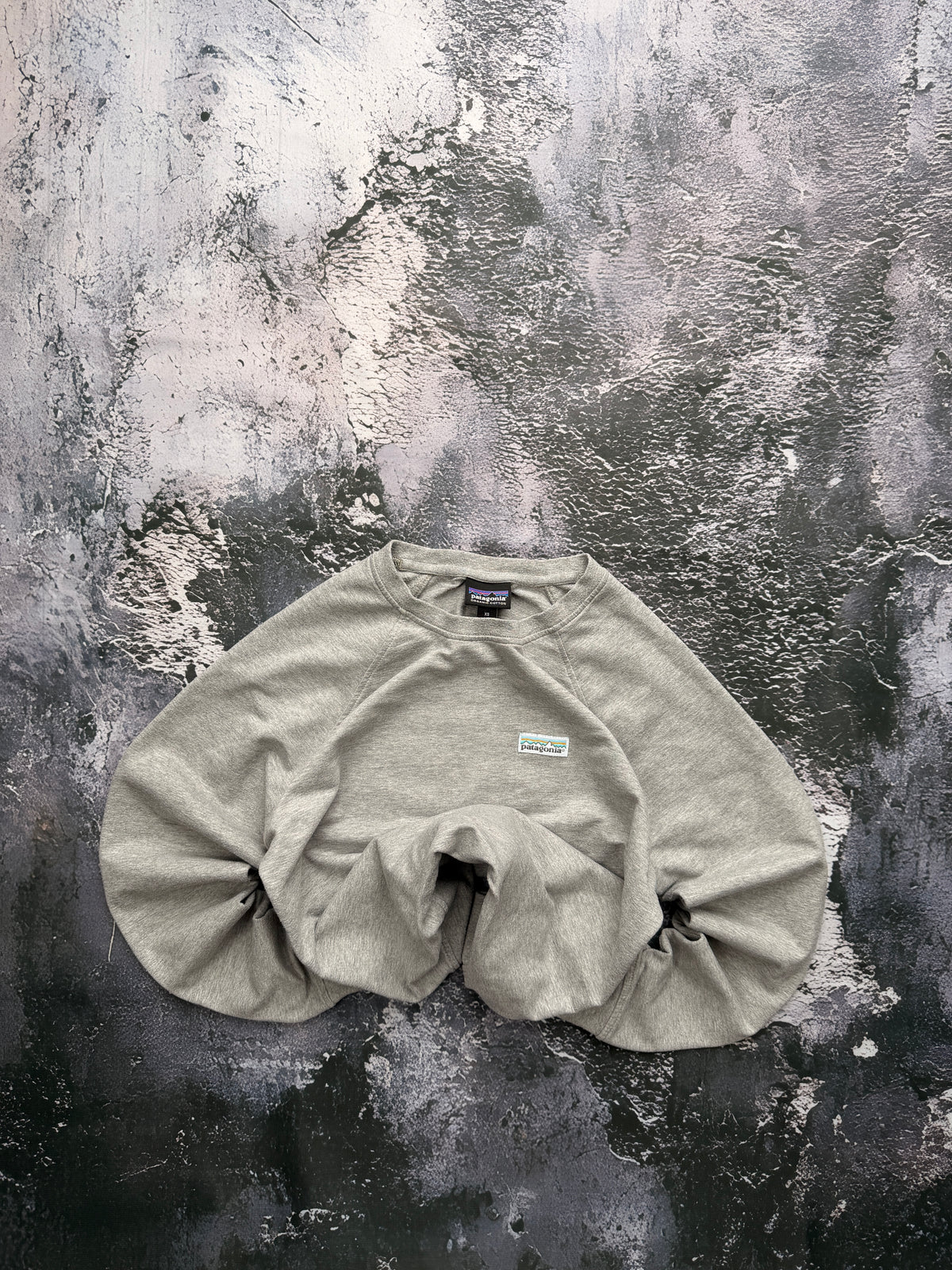 Bluza Patagonia jasnoszara z naszywką – krój prosty – XS – zdjęcie główne