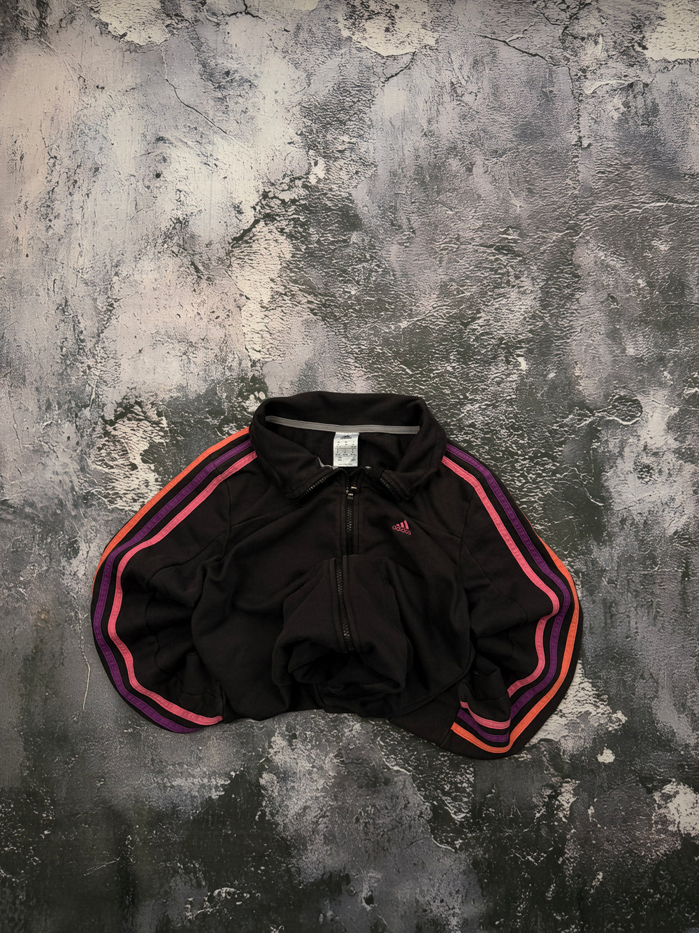 Bluza Adidas czarna z kolorowymi paskami – krój przylegający – S