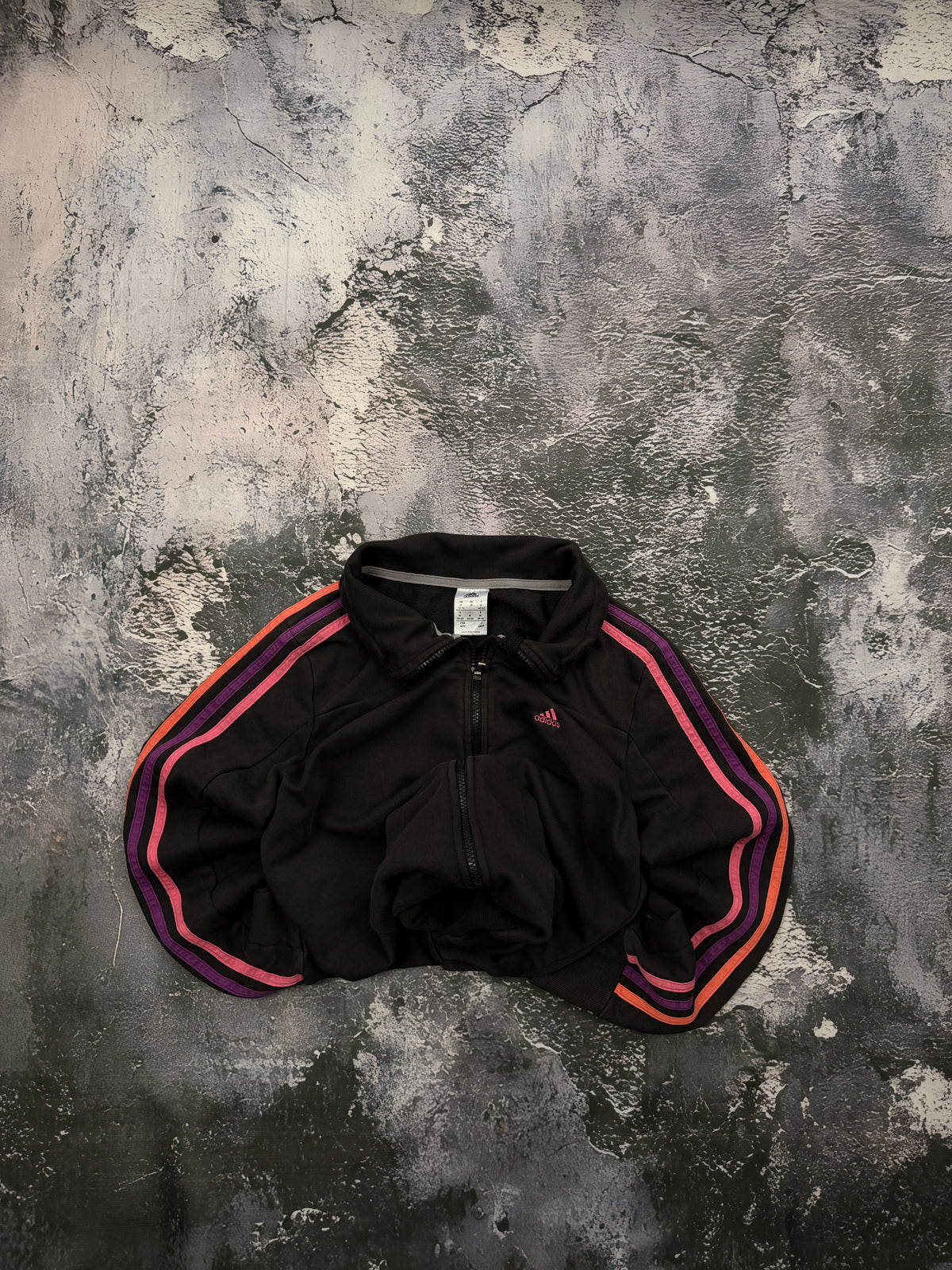 Bluza Adidas czarna z kolorowymi paskami – krój przylegający – S – zdjęcie główne