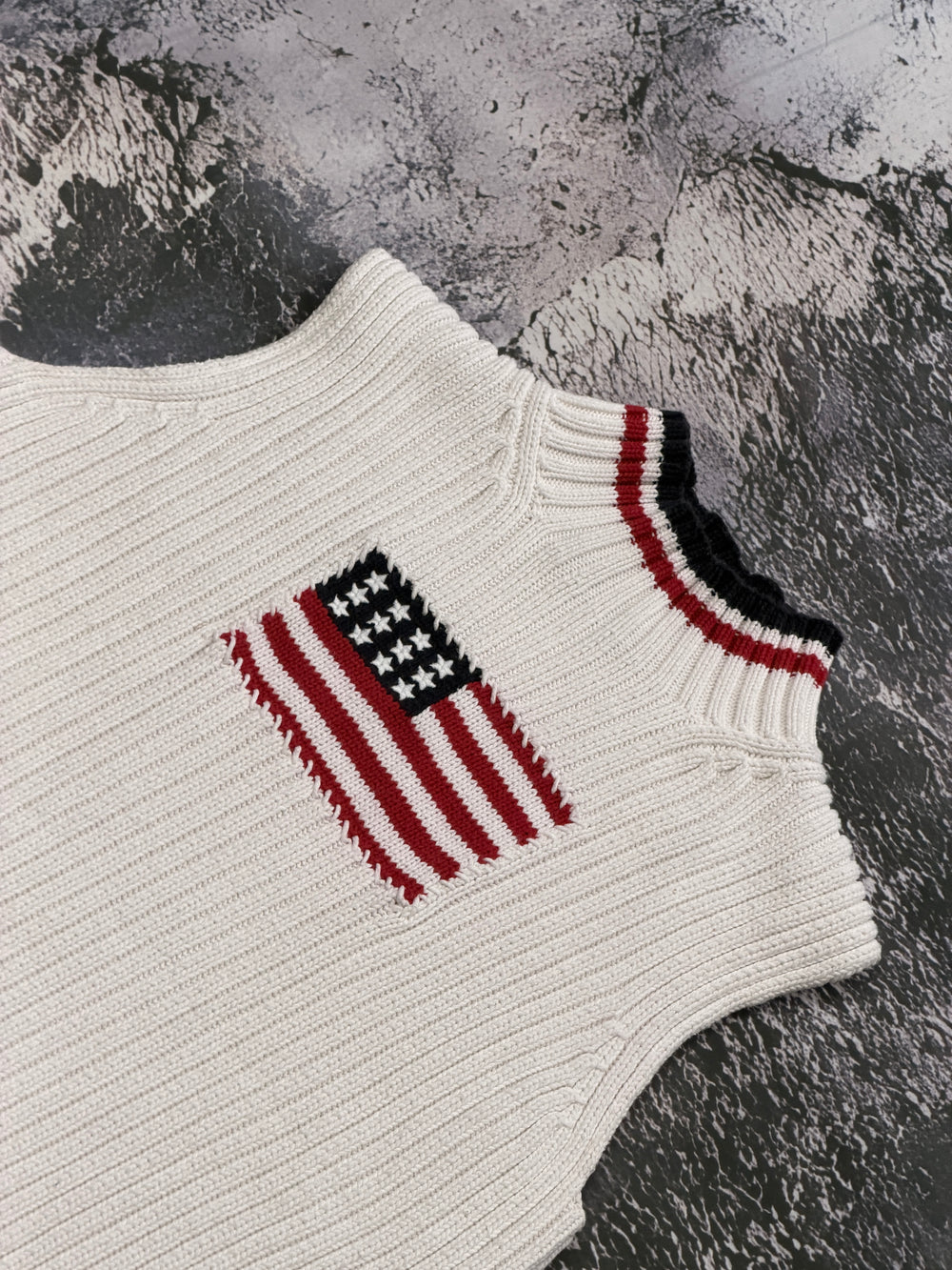 Sweter bez rękawów kremowy z flagą USA – krój przylegający – XS