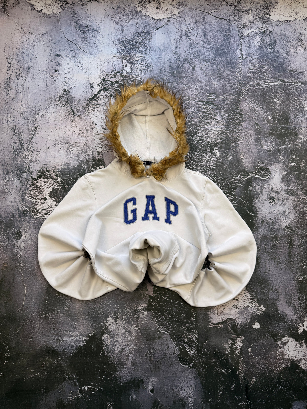 Bluza GAP kremowa z futerkiem – krój prosty – S — ujęcie główne