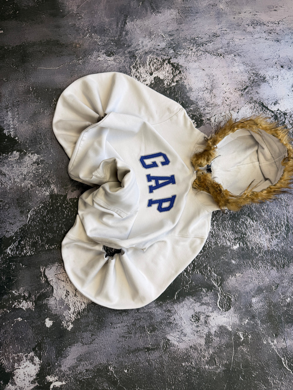 Bluza GAP kremowa z futerkiem – krój prosty – S