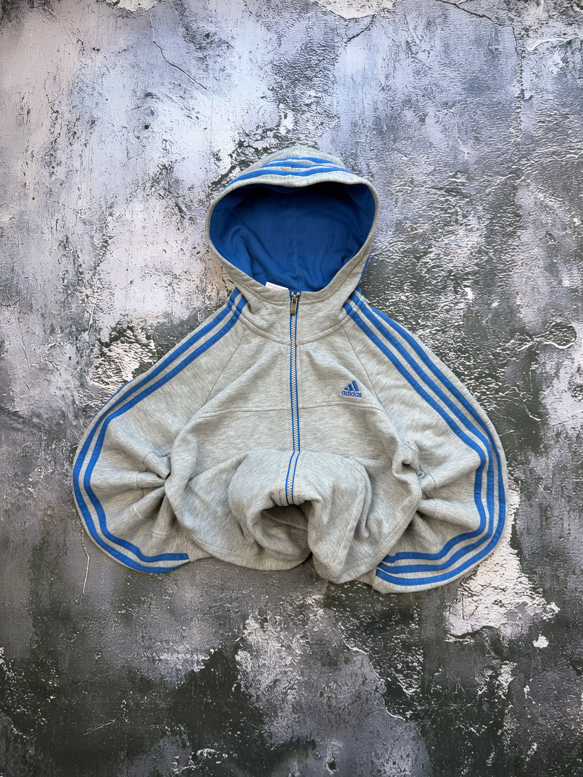 Bluza Adidas szara z niebieskimi paskami – krój prosty – S — ujęcie główne