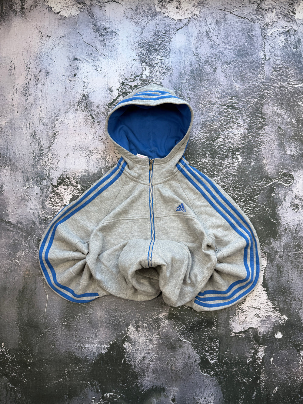 Bluza Adidas szara z niebieskimi paskami – krój prosty – S
