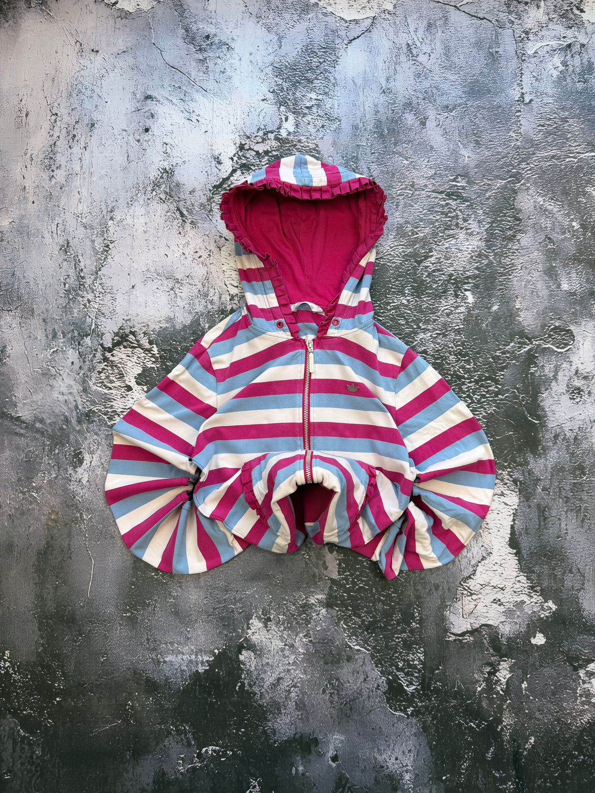 Bluza Adidas rozpinana w różowo-niebieskie pasy – krój prosty — ujęcie główne
