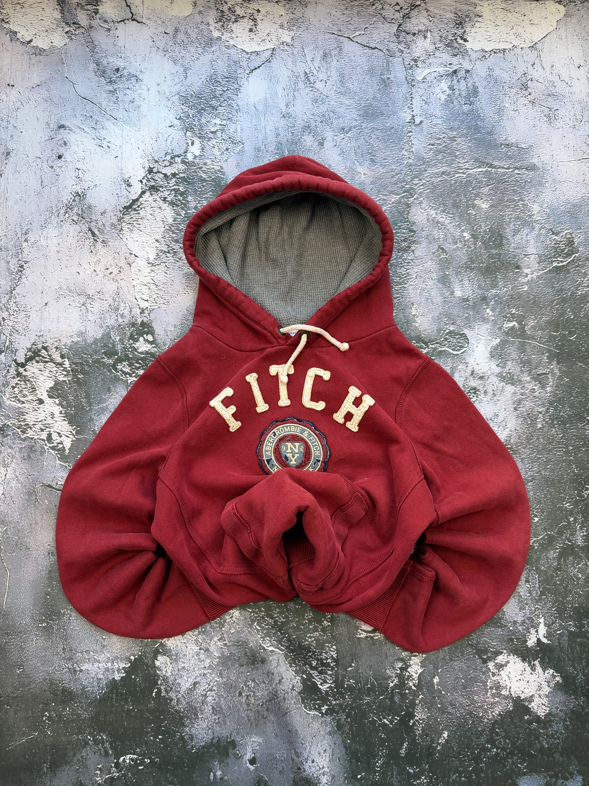 Bluza Abercrombie & Fitch bordowa z naszywką NY – krój prosty – S — ujęcie główne