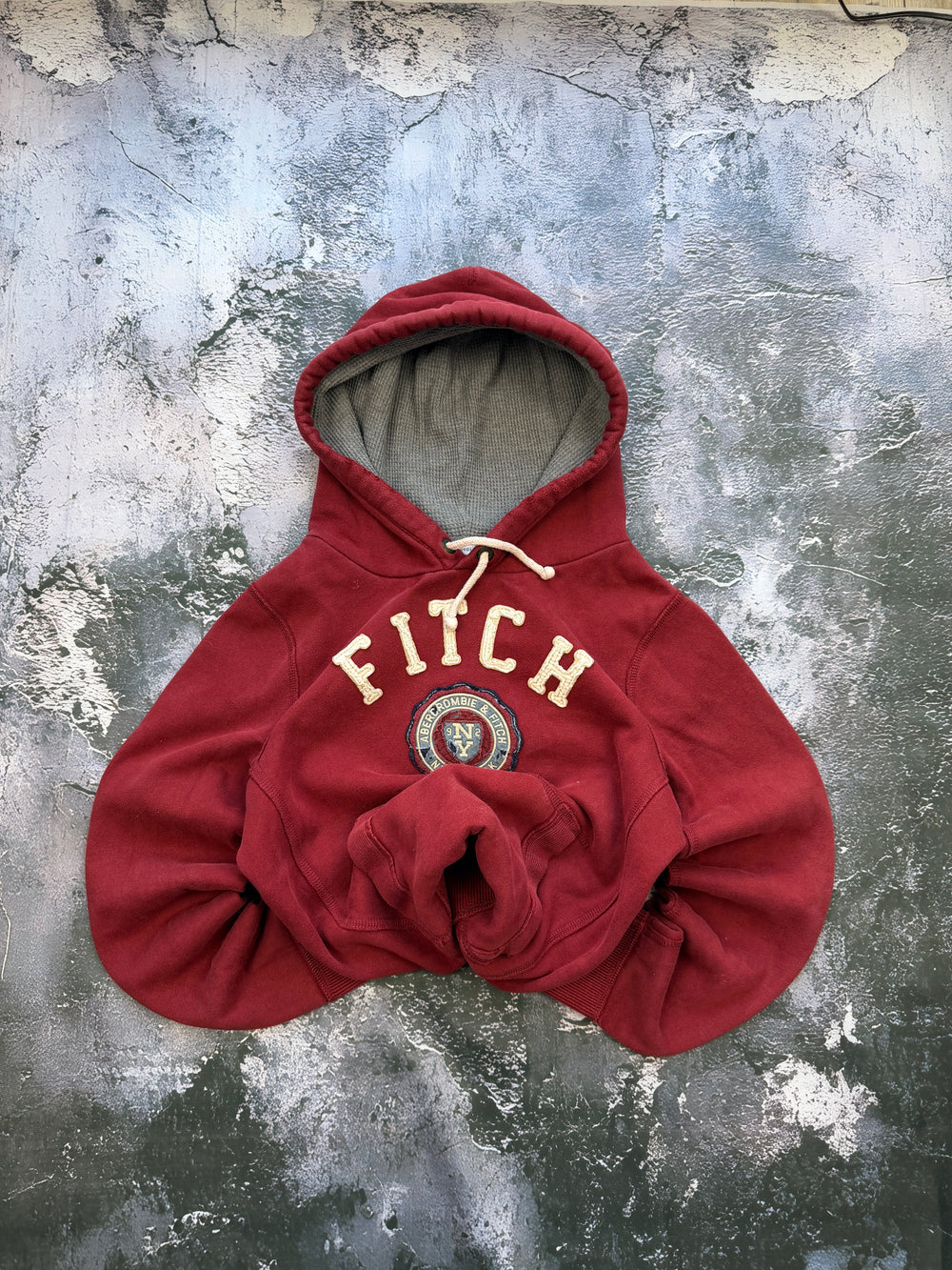Bluza Abercrombie & Fitch bordowa z naszywką NY – krój prosty – S