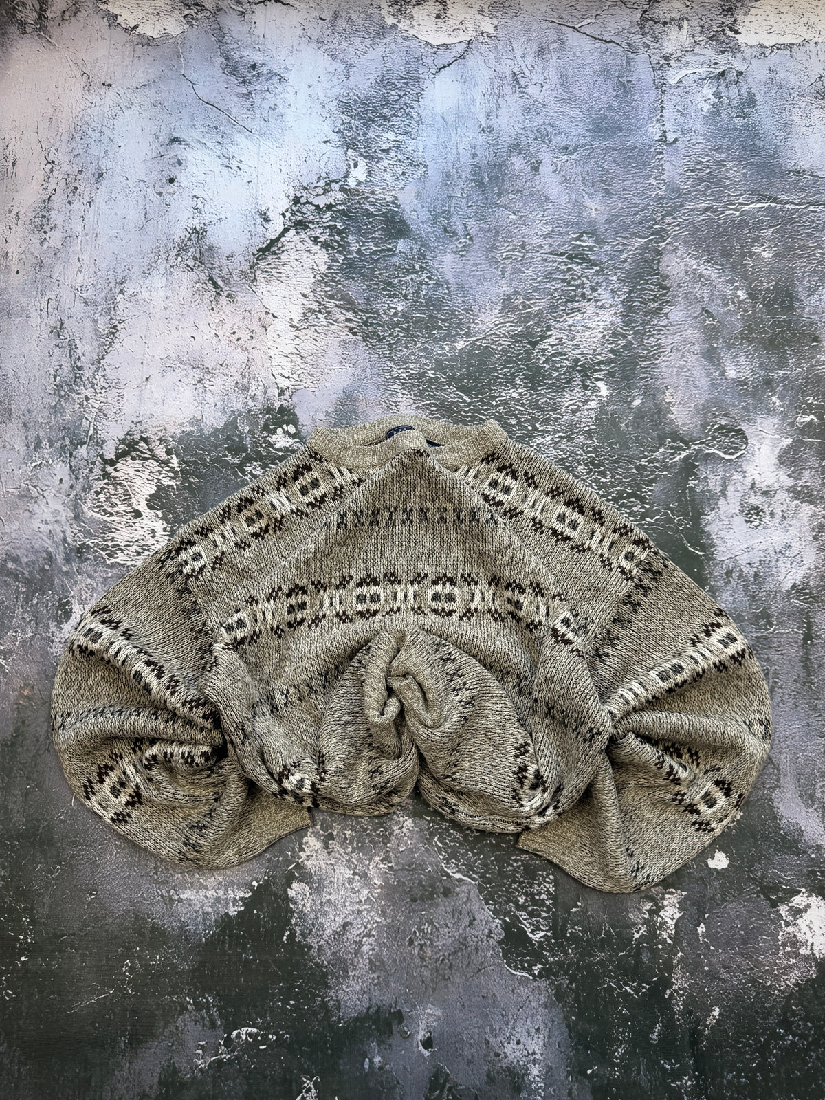 Sweter oliwkowy w geometryczne wzory – krój oversize – M — ujęcie główne