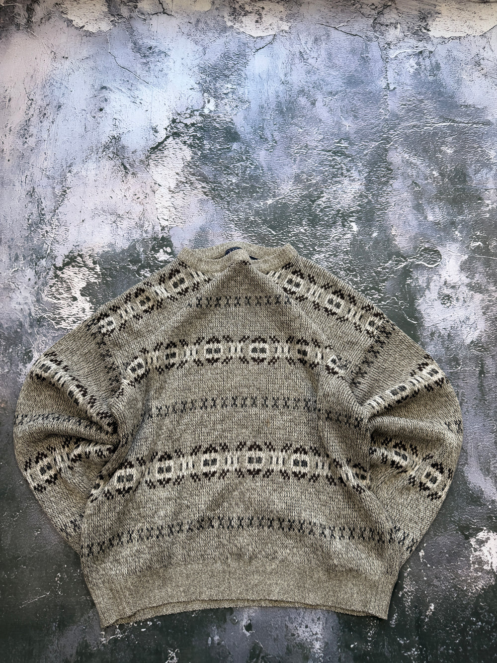 Sweter oliwkowy w geometryczne wzory – krój oversize – M