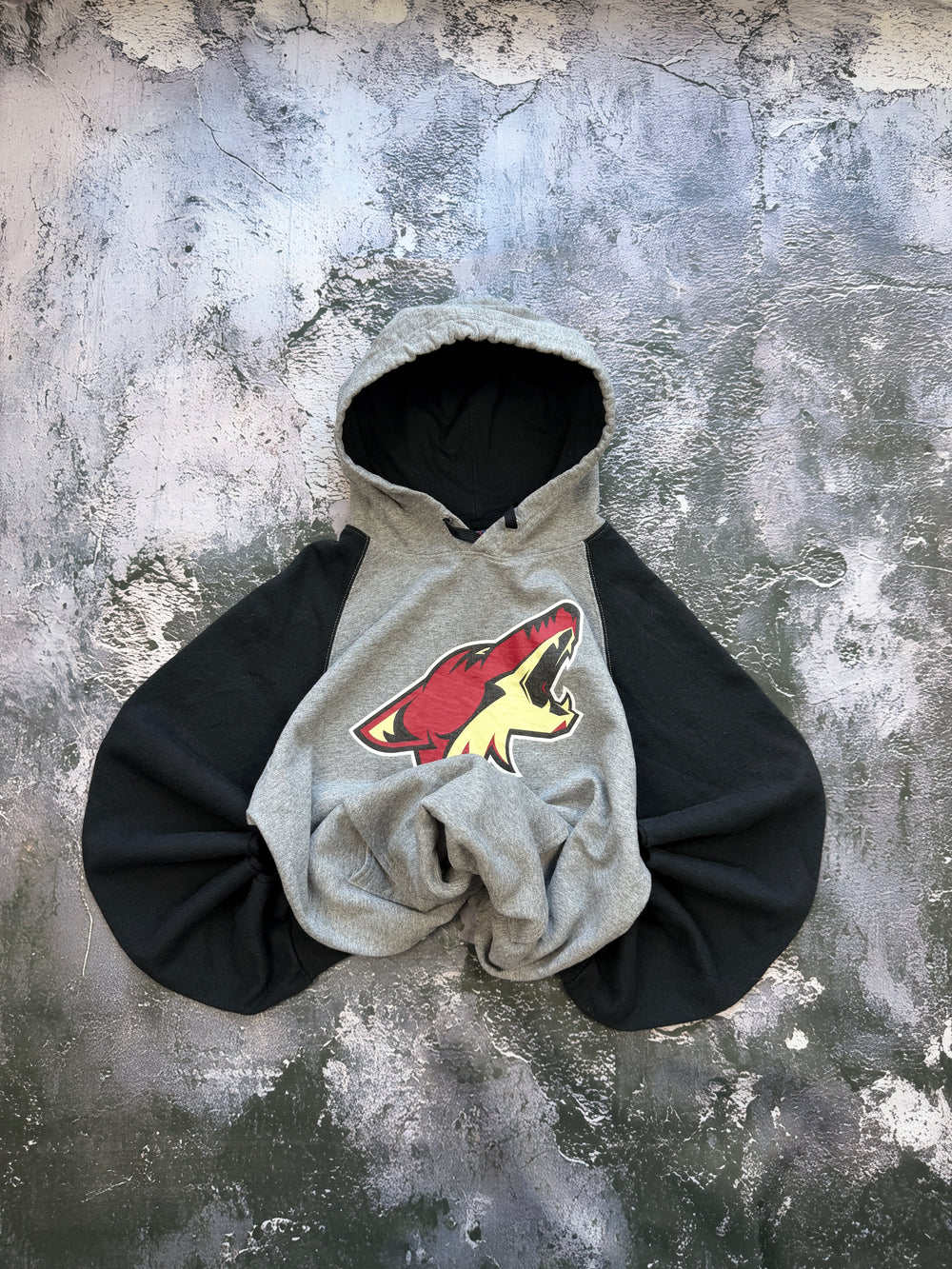 Bluza Coyotes szaro-czarna z kapturem – krój prosty – M