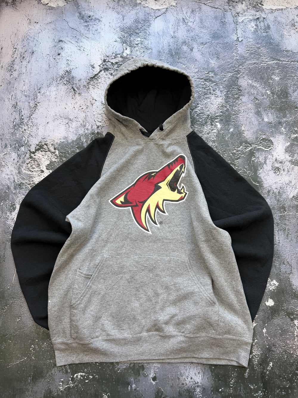 Bluza Coyotes szaro-czarna z kapturem – krój prosty – M