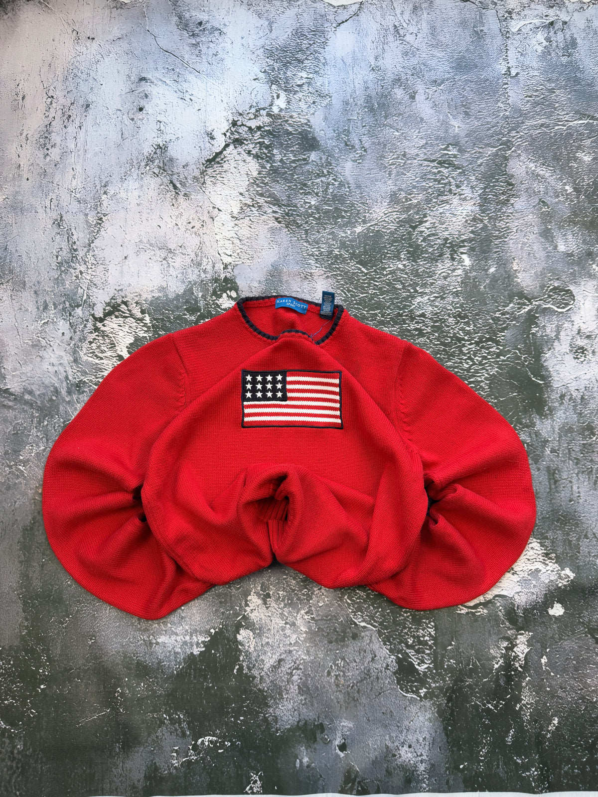 Sweter Karen Scott czerwony z małą flagą USA – krój prosty – S — ujęcie główne