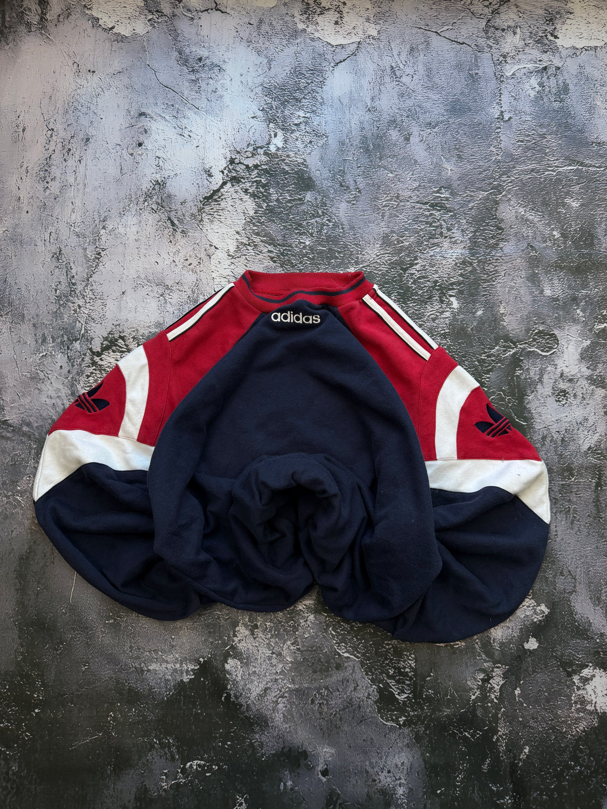 Bluza Adidas granatowo-czerwono-biała – krój oversize – XL — ujęcie główne
