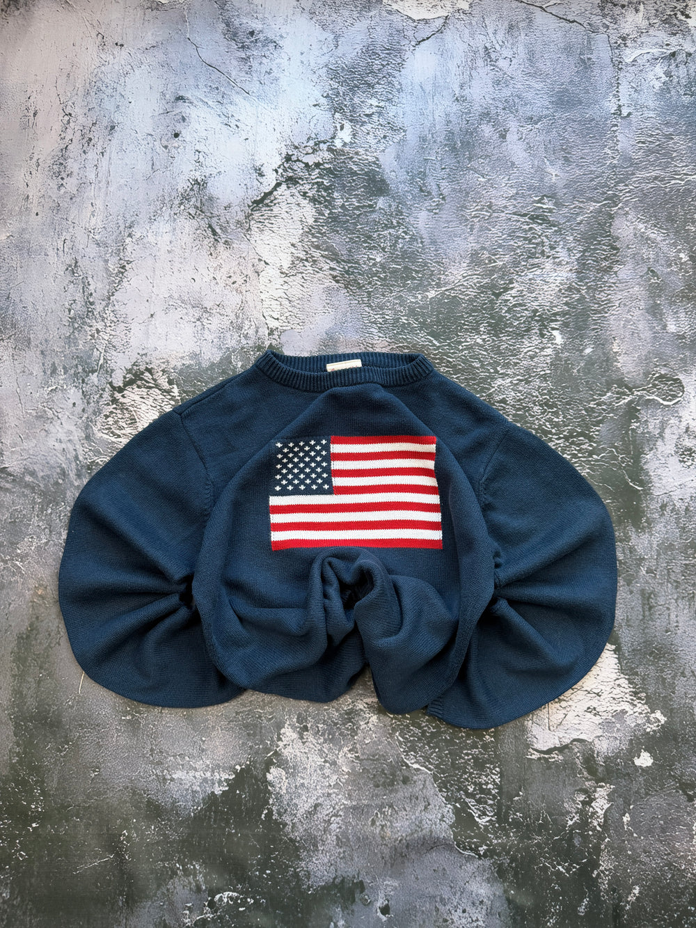 Sweter granatowy z dużą flagą USA – krój prosty