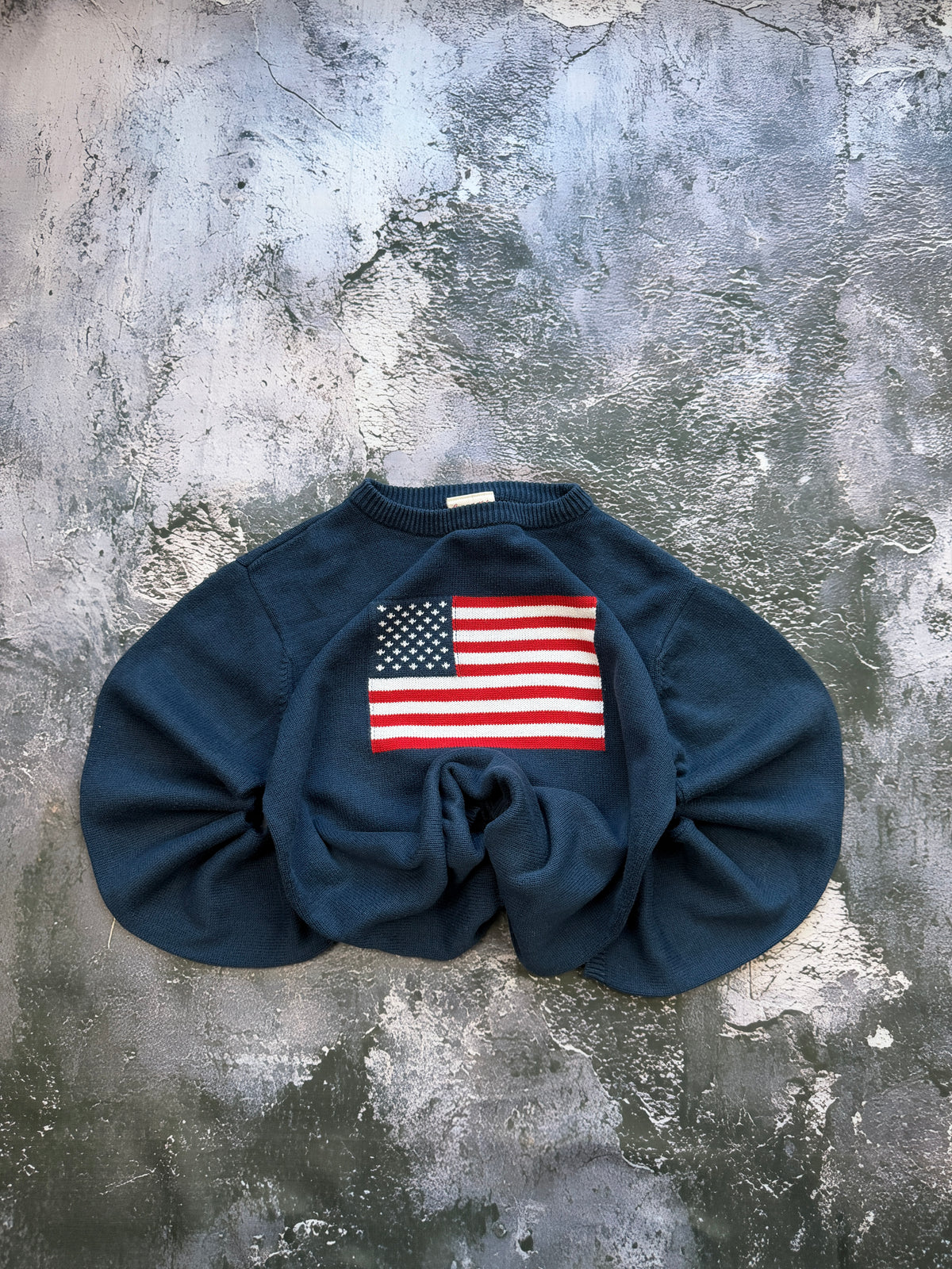 Sweter granatowy z dużą flagą USA – krój prosty — ujęcie główne