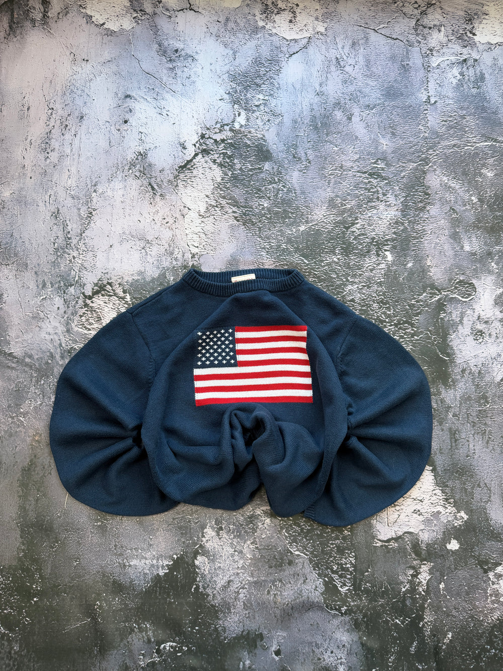 Sweter granatowy z dużą flagą USA – krój prosty