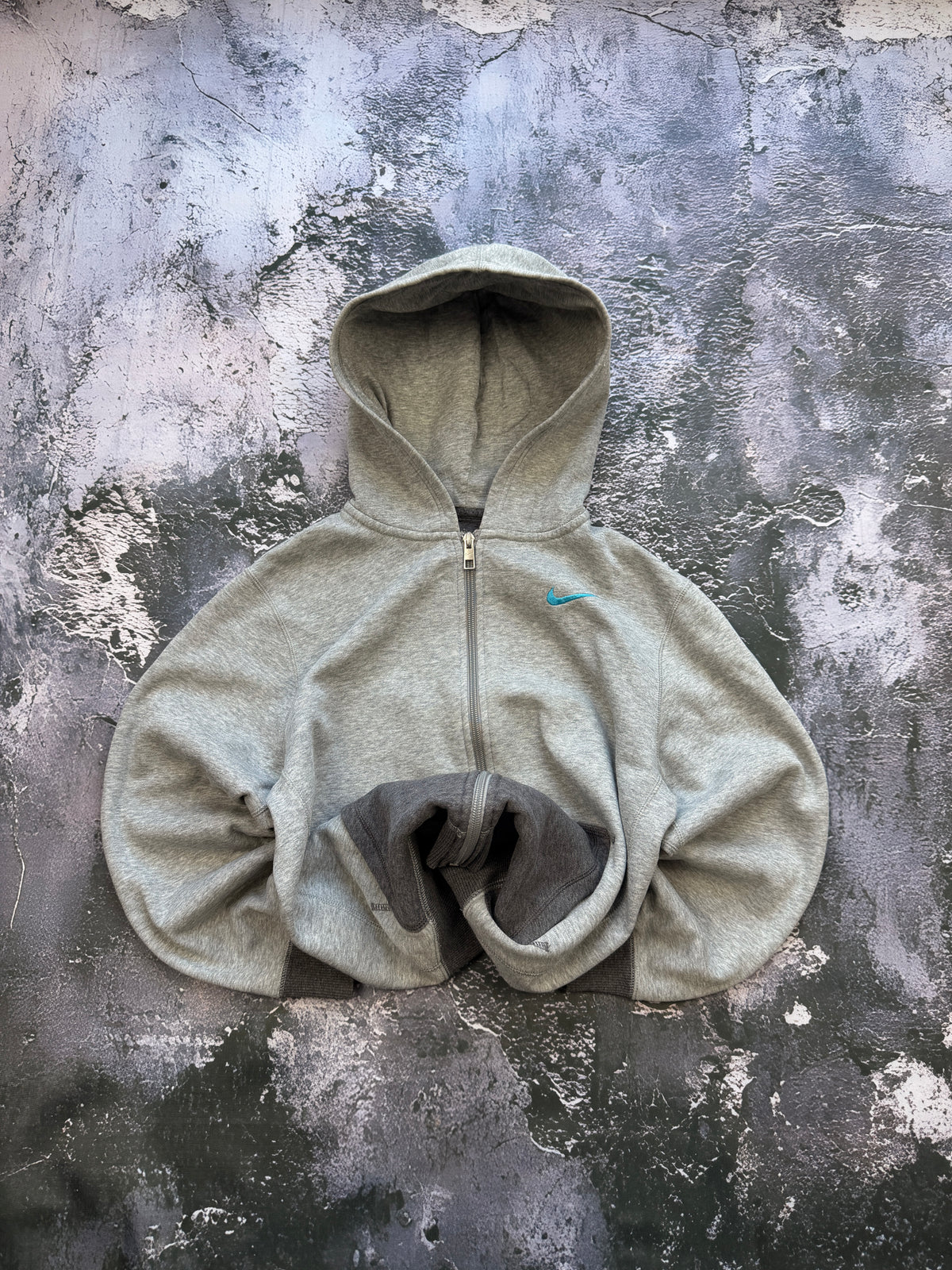 Bluza Nike szara rozpinana z turkusowym logo – krój prosty – S — ujęcie główne