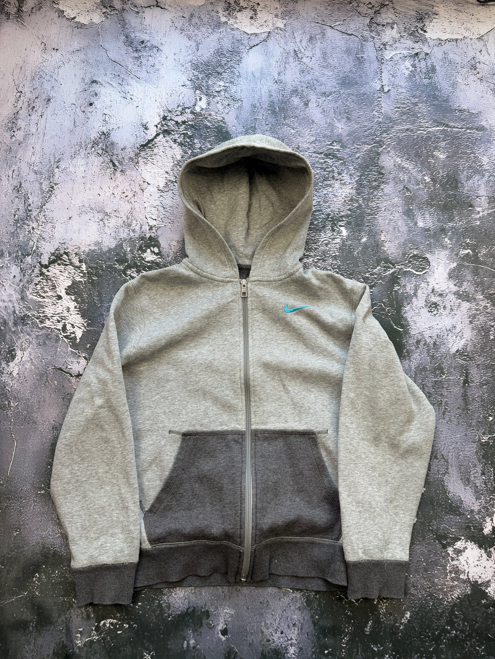 Bluza Nike szara rozpinana z turkusowym logo – krój prosty – S