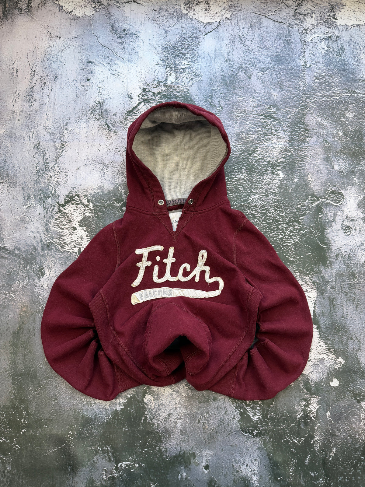 Bluza Abercrombie & Fitch bordowa z napisem – krój przylegający – XS — ujęcie główne